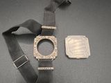 une image représentant une montre et une pièce de monnaie posées sur une table
