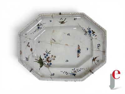 une assiette blanche ornée d'un motif représentant un oiseau et une fleur
