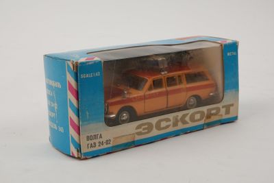une boîte contenant une petite voiture, posée sur une surface blanche