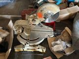beaucoup de cartons et d'outils qui traînent par terre