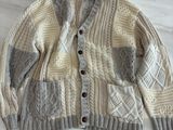 une photo d'un cardigan posé sur une table