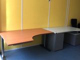 deux bureaux dans le coin de cette pièce
