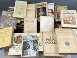 un grand nombre de livres posés sur une table