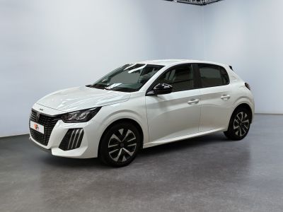Une voiture blanche est garée dans une grande pièce.