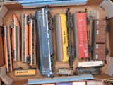 une boîte remplie de petits trains posée sur une table