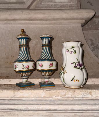 trois vases posés les uns à côté des autres sur un rebord