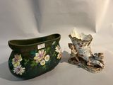 deux vases posés l'un à côté de l'autre sur un fond blanc