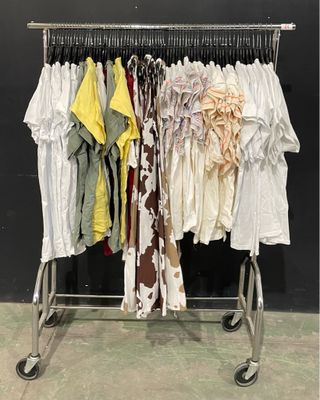 un portant de vêtements exposé dans une pièce