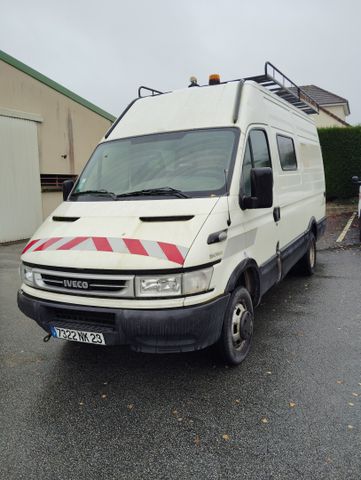 Véhicule utilitaire IVECO immatriculé 7322 NK 23, 1ère mise en ci...