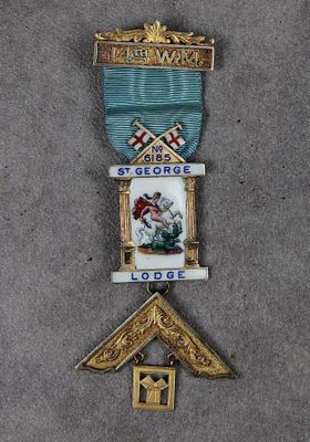 un gros plan d'une médaille sur laquelle figure l'effigie d'un soldat