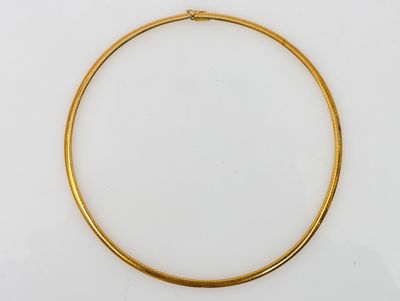 Collier ras de cou en or à maille plate.