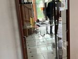 une vitrine en verre contenant une bouteille de vin