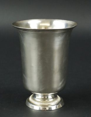 une coupe en argent posée sur une table