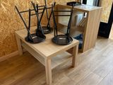 trois chaises et une table dans le coin d'une pièce