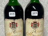 deux bouteilles de vin posées l'une à côté de l'autre sur un comptoir