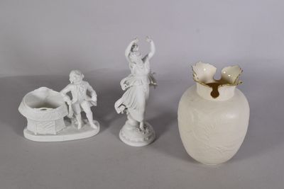 trois figurines assises côte à côte sur une table