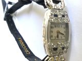 une montre posée sur un bracelet noir