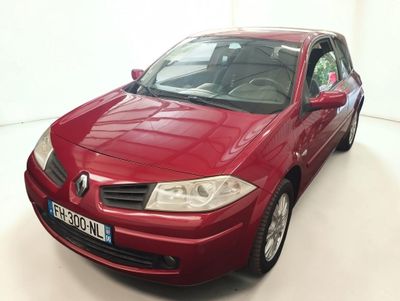 une photo d'une voiture rouge garée dans une pièce blanche