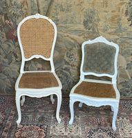 Deux chaises basses de style Louis XV en bois relaqué crème,…