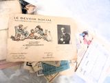 une pile de vieux papiers et de vieilles cartes postales posée sur une table