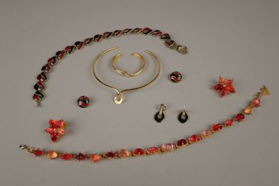 une photo d'un collier, d'un bracelet et de boucles d'oreilles posés sur une table