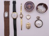 Diverses montres sont disposées sur une surface blanche