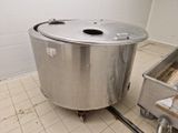 une photo d'une grande cuve en acier inoxydable dans une cuisine