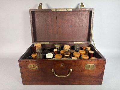 une boîte en bois remplie de différents types de médicaments