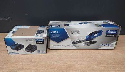 deux cartons contenant des aspirateurs posés sur une table en bois