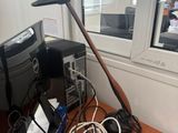 un bureau sur lequel se trouvent un ordinateur et tout un tas de câbles