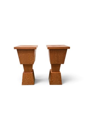 une paire de socles en béton marron sur fond blanc