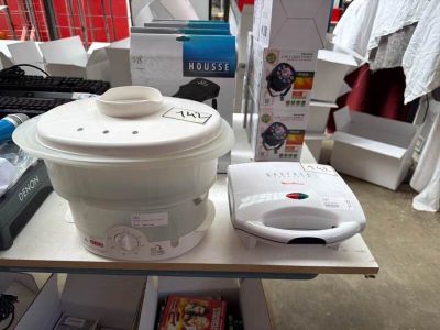 Un lot de deux appareils de petit électroménager comprenant …