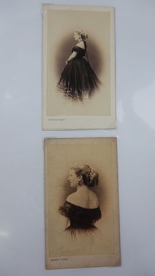 deux photographies anciennes représentant des femmes en robe noire accrochées au mur