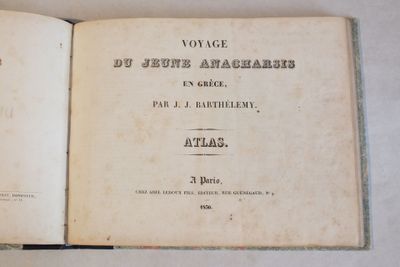un livre ouvert sur une table, sur laquelle se trouve une photo