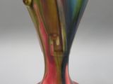 un vase coloré posé sur une table