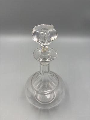 Carafe en cristal à panse globulaire et col élancé, ornée de…