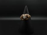 un gros plan d'une bague en or posée sur un cône noir