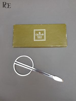 une paire de ciseaux et une boîte posées sur une table