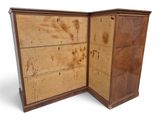 une armoire en bois comportant un tiroir à l'intérieur