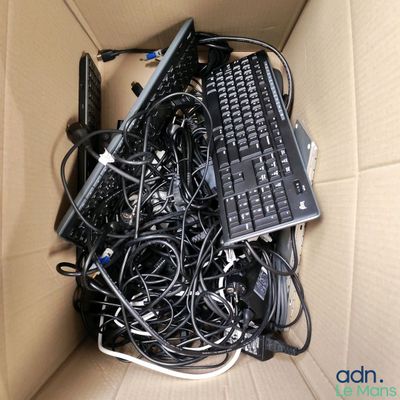 une boîte en carton contenant tout un tas de matériel informatique