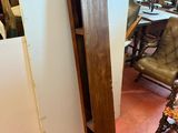 une chaise et une table dans une pièce où se trouve un miroir