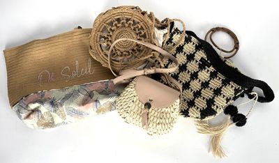 Un sac de soirée en corde tressée, à rabat en skaï un petit …