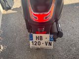 un scooter garé sur le parking