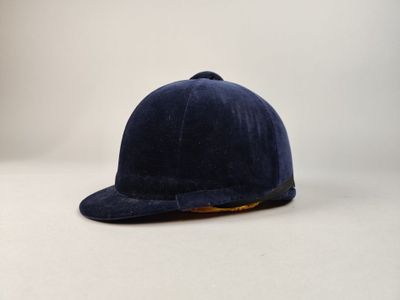 un gros plan d'un chapeau bleu posé sur une surface blanche
