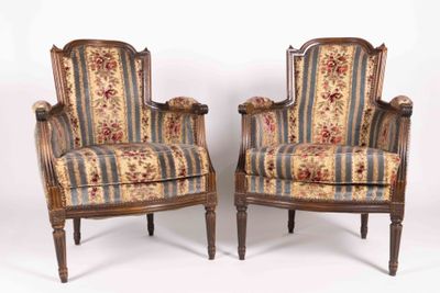 PAIRE DE BERGÈRES en noyer mouluré et sculpté