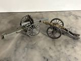 paire de canons anciens en fonte datant de la Guerre de Sécession, dont l'un est monté sur roues