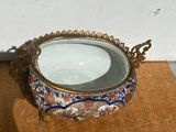 un bol décoratif posé sur une table, dans lequel se reflète un miroir