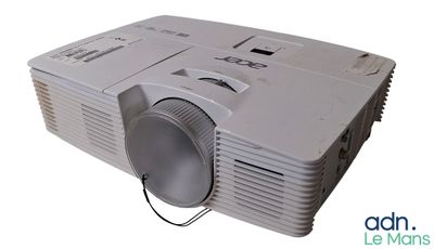 une image représentant un projecteur sur lequel est posé un autre projecteur