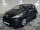 la photo d'une petite voiture noire sur un sol en damier