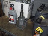 deux bouteilles d'huile moteur et un bidon d'huile moteur posés sur une table